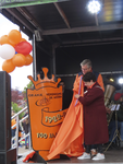902333 Afbeelding van burgemeester Sharon Dijksma met de voorzitter van de Oranjevereniging De Meern Kees Verkerk, op ...